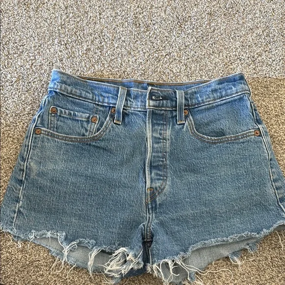 Levi’s Frayed Hem Women Shorts - Picture 1 of 1